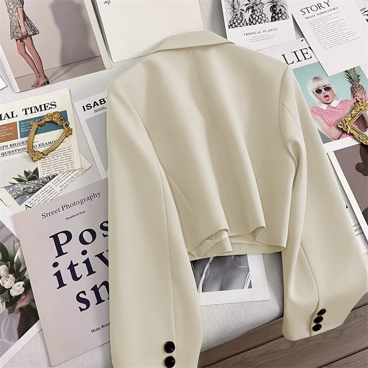 Elegante blazer corto con detalles de botones