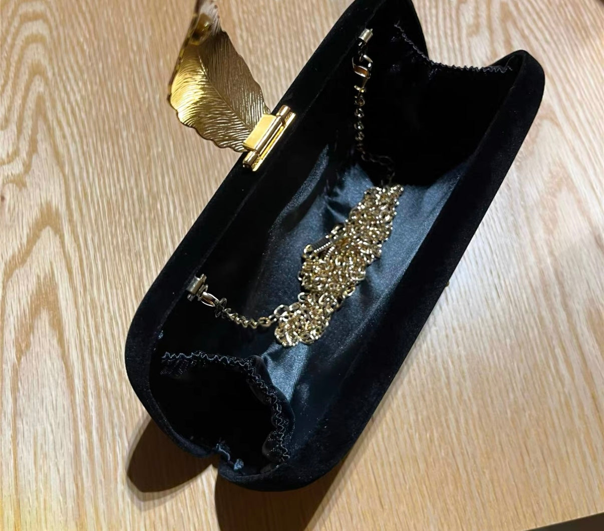 Elegante Abendtasche mit Blattverzierung