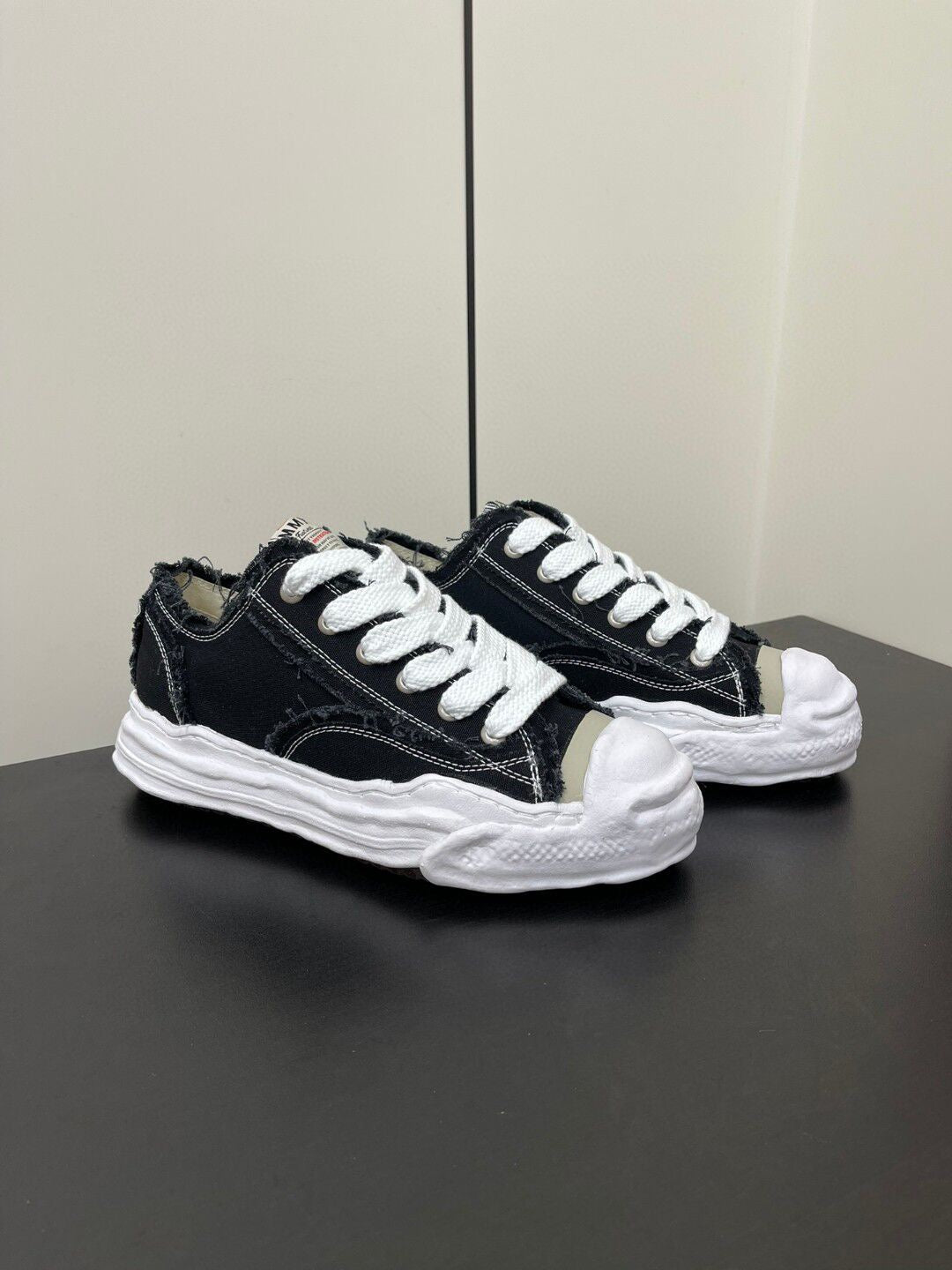 Raw & Rebellious - Derbe Sneaker mit Vintage-Charme!