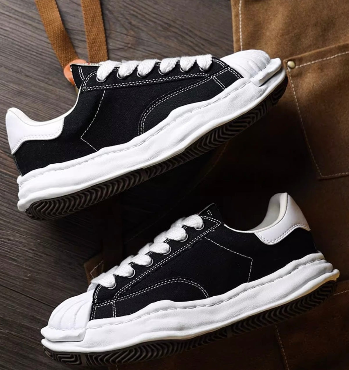 Retro Sneaker mit Shell-Toe & Chunky Sohle