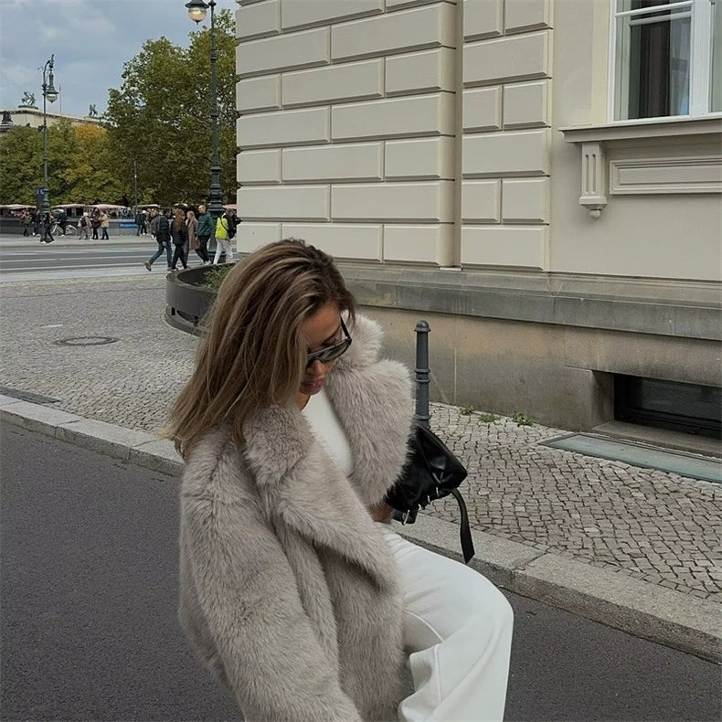 Nordic Chic – Kuschelige Kunstfelljacke