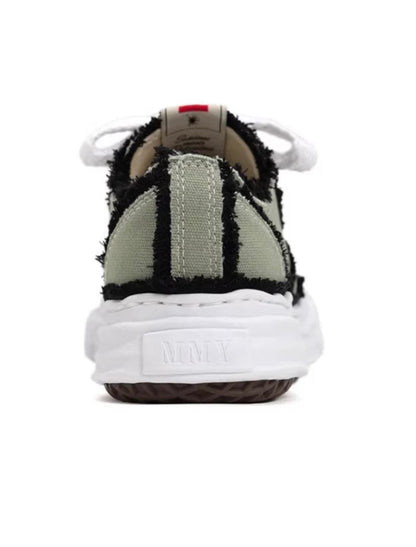 Low top sneakers in a used look – stylish and unique!