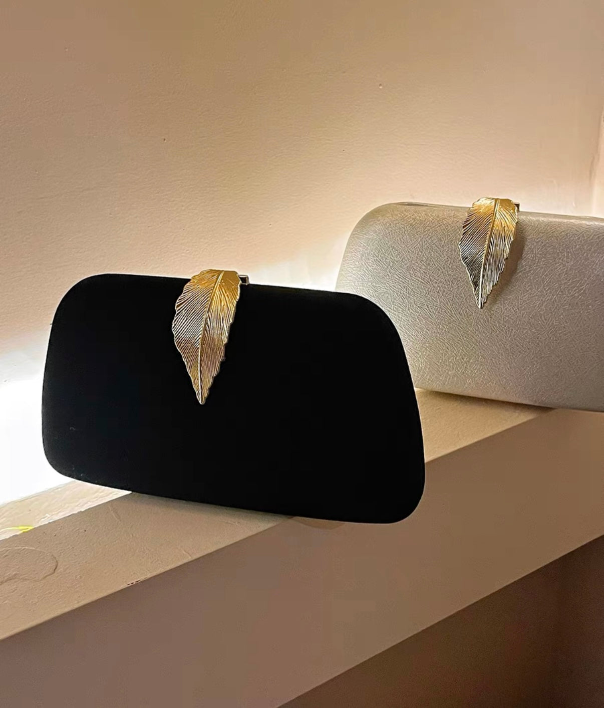 Elegante Abendtasche mit Blattverzierung