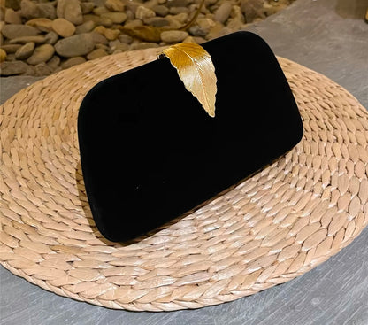 Elegante Abendtasche mit Blattverzierung