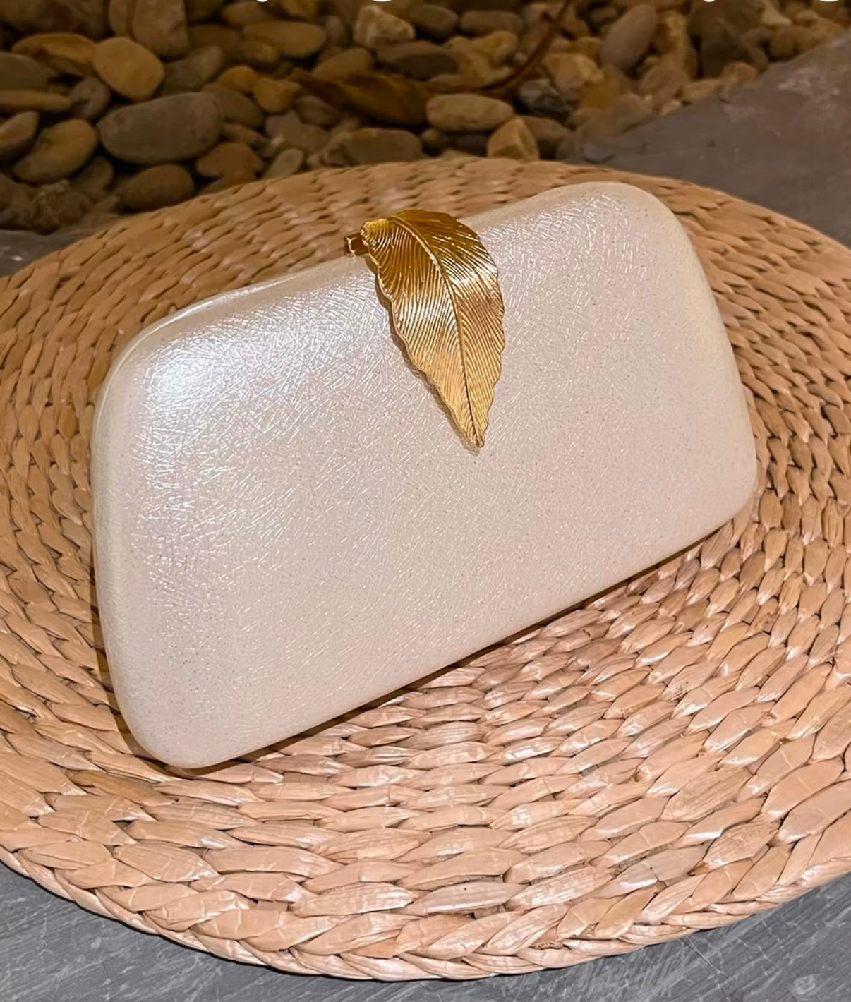 Elegante Abendtasche mit Blattverzierung