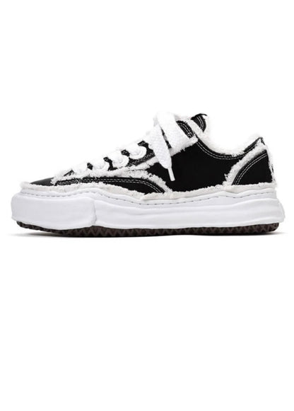 Low top sneakers in a used look – stylish and unique!