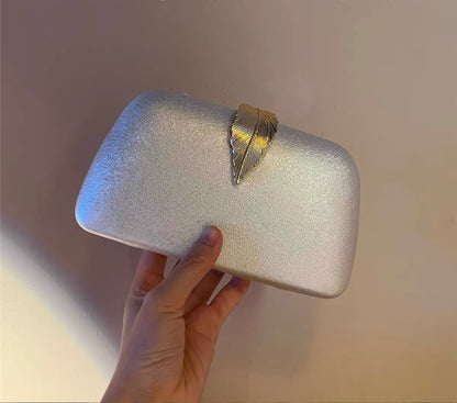 Elegante Abendtasche mit Blattverzierung