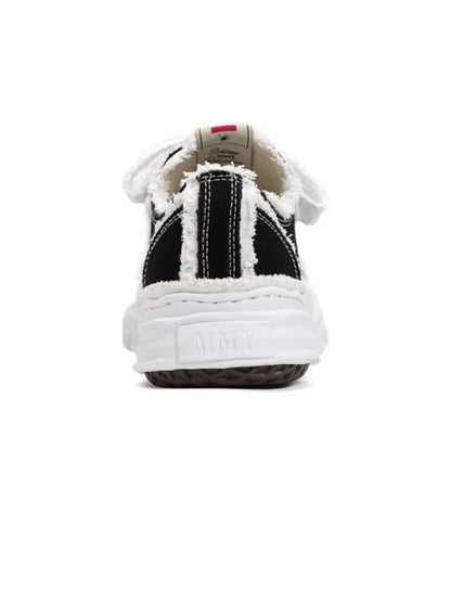 Low top sneakers in a used look – stylish and unique!