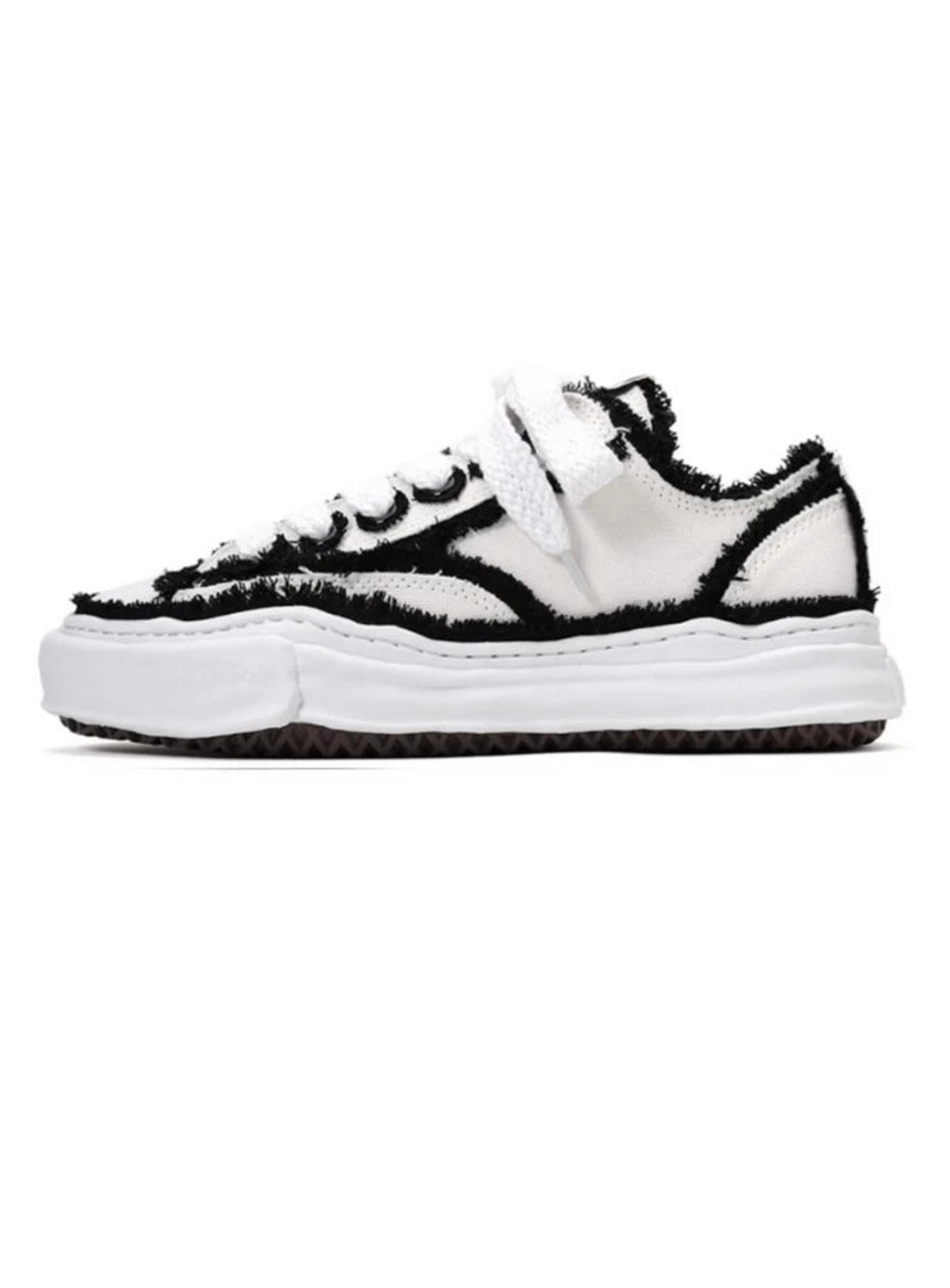 Low top sneakers in a used look – stylish and unique!