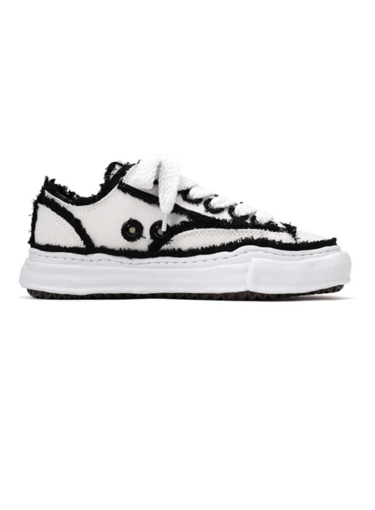 Low top sneakers in a used look – stylish and unique!