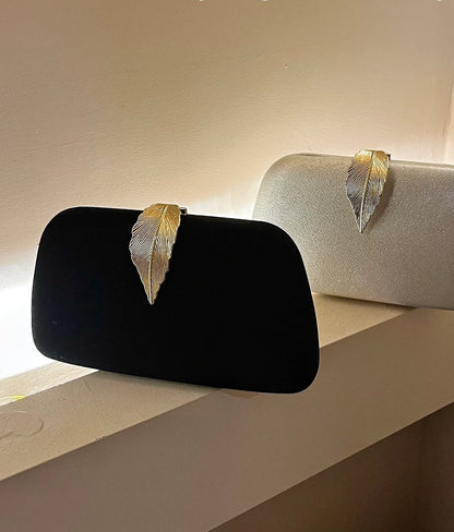 Elegante Abendtasche mit Blattverzierung