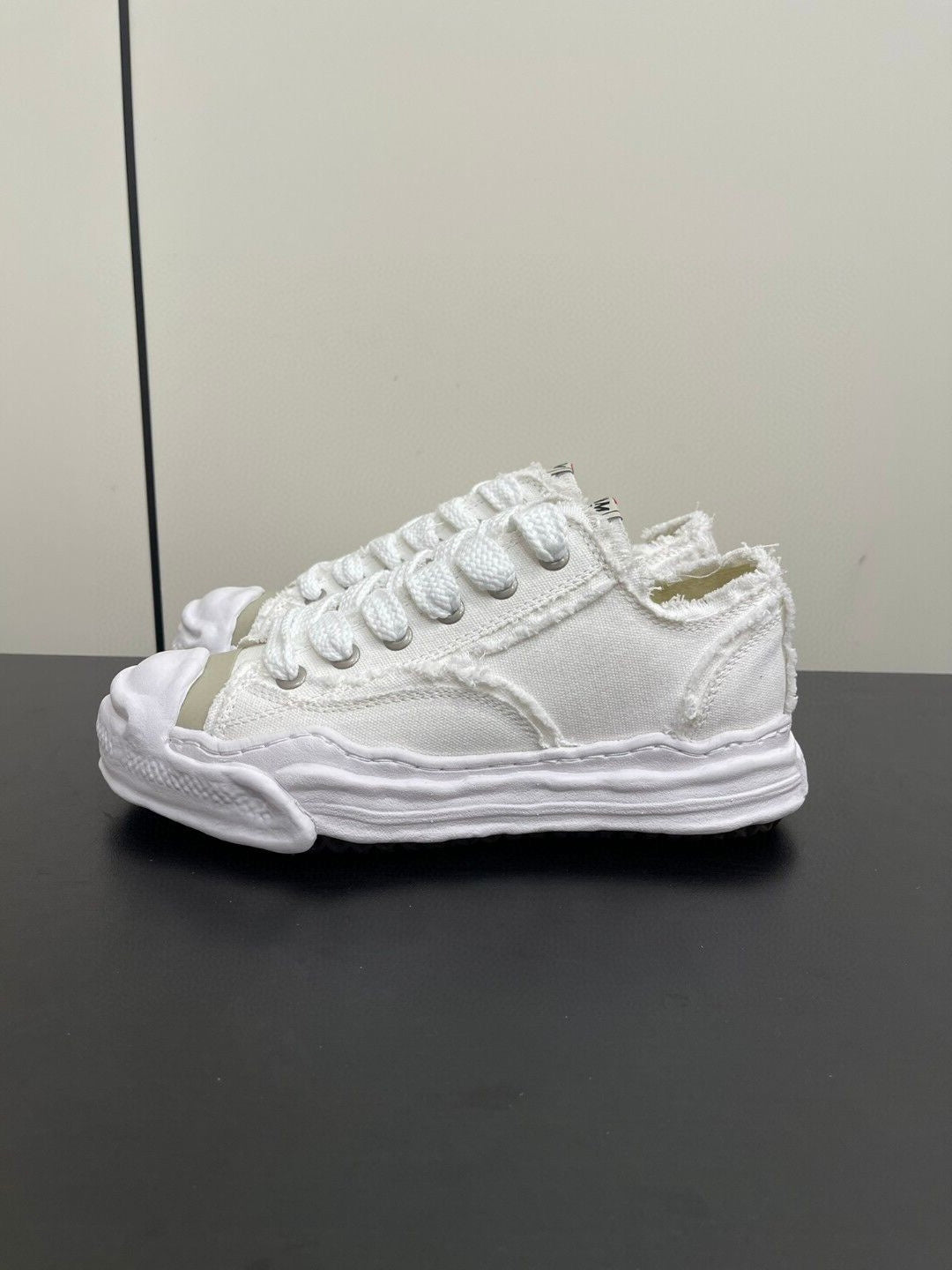 Raw & Rebellious - Derbe Sneaker mit Vintage-Charme!