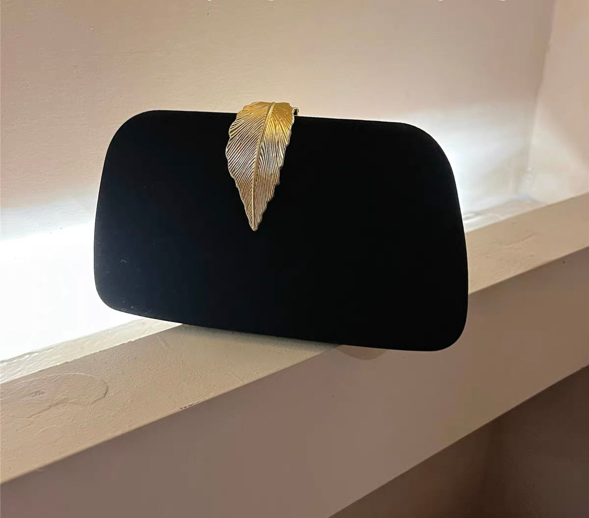 Elegante Abendtasche mit Blattverzierung