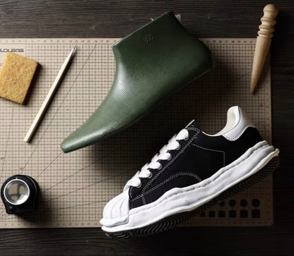 Retro Sneaker mit Shell-Toe & Chunky Sohle