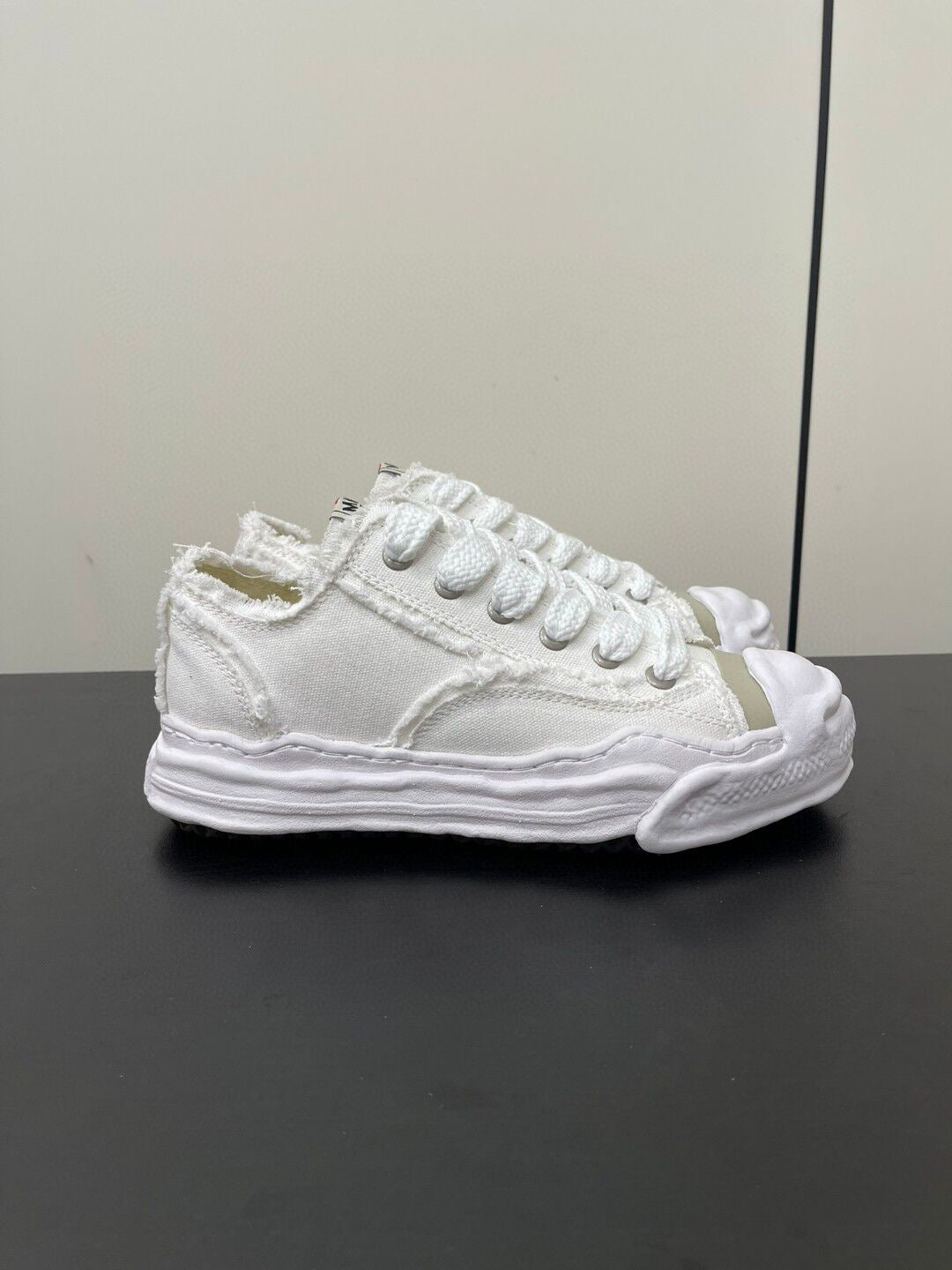 Raw & Rebellious - Derbe Sneaker mit Vintage-Charme!