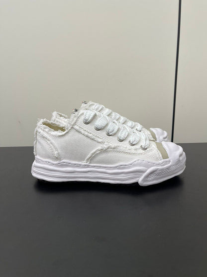 Raw & Rebellious - Derbe Sneaker mit Vintage-Charme!