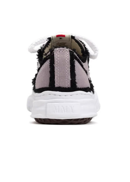 Low top sneakers in a used look – stylish and unique!