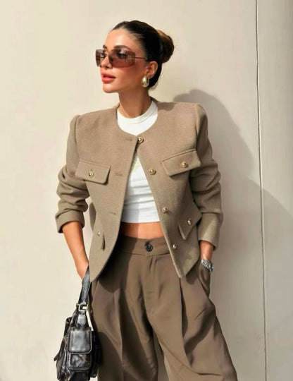 Klassische Jacke mit Goldknöpfen