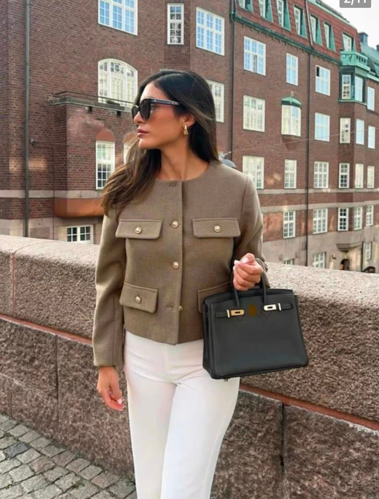 Klassische Jacke mit Goldknöpfen