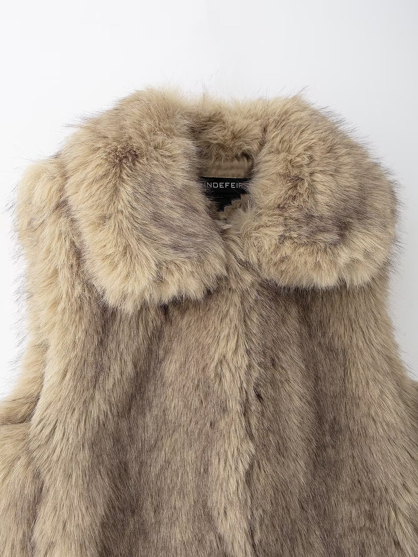 Velmara – Exquisite Fellwesten für zeitlose Eleganz