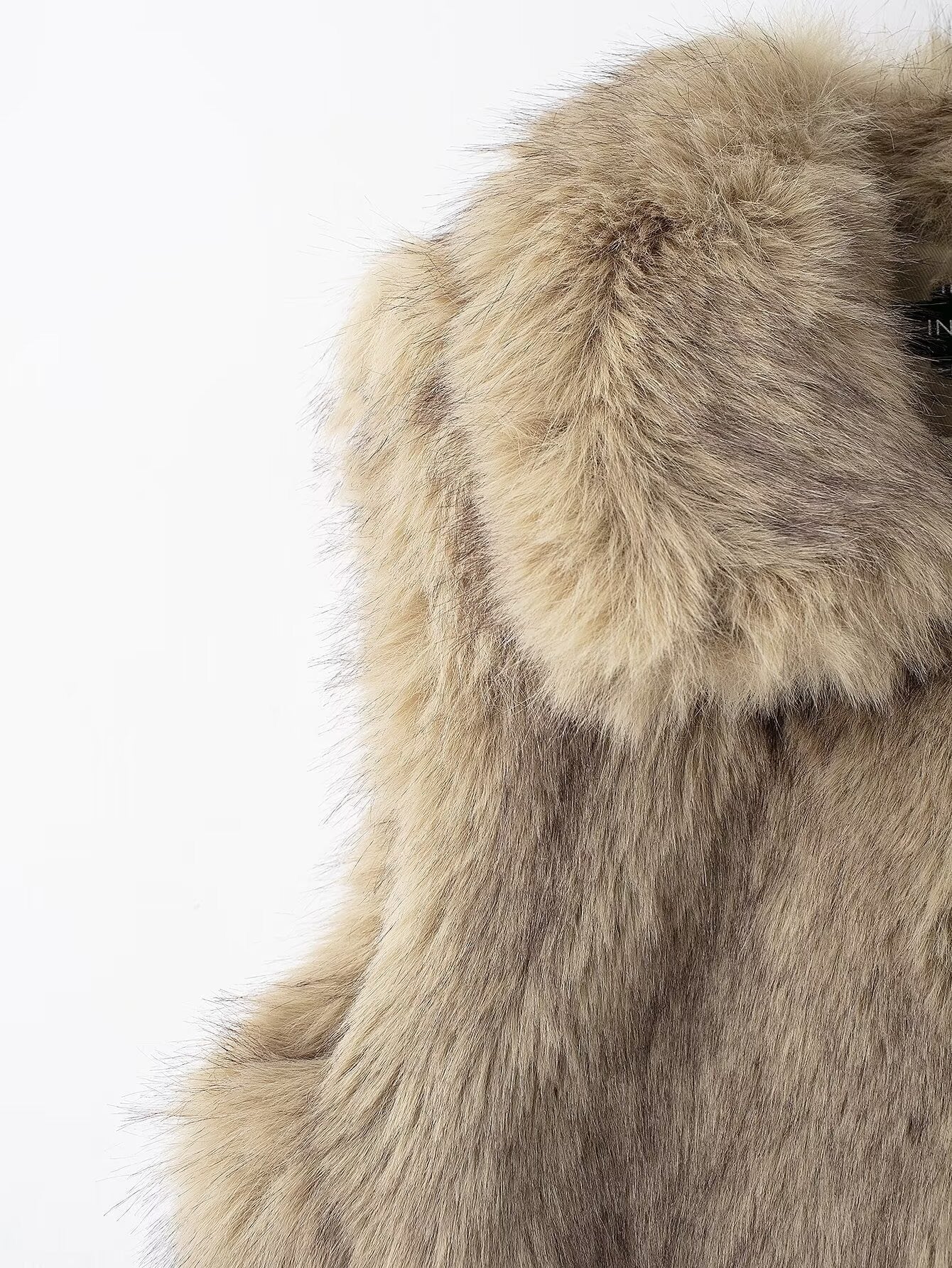 Velmara – Exquisite Fellwesten für zeitlose Eleganz