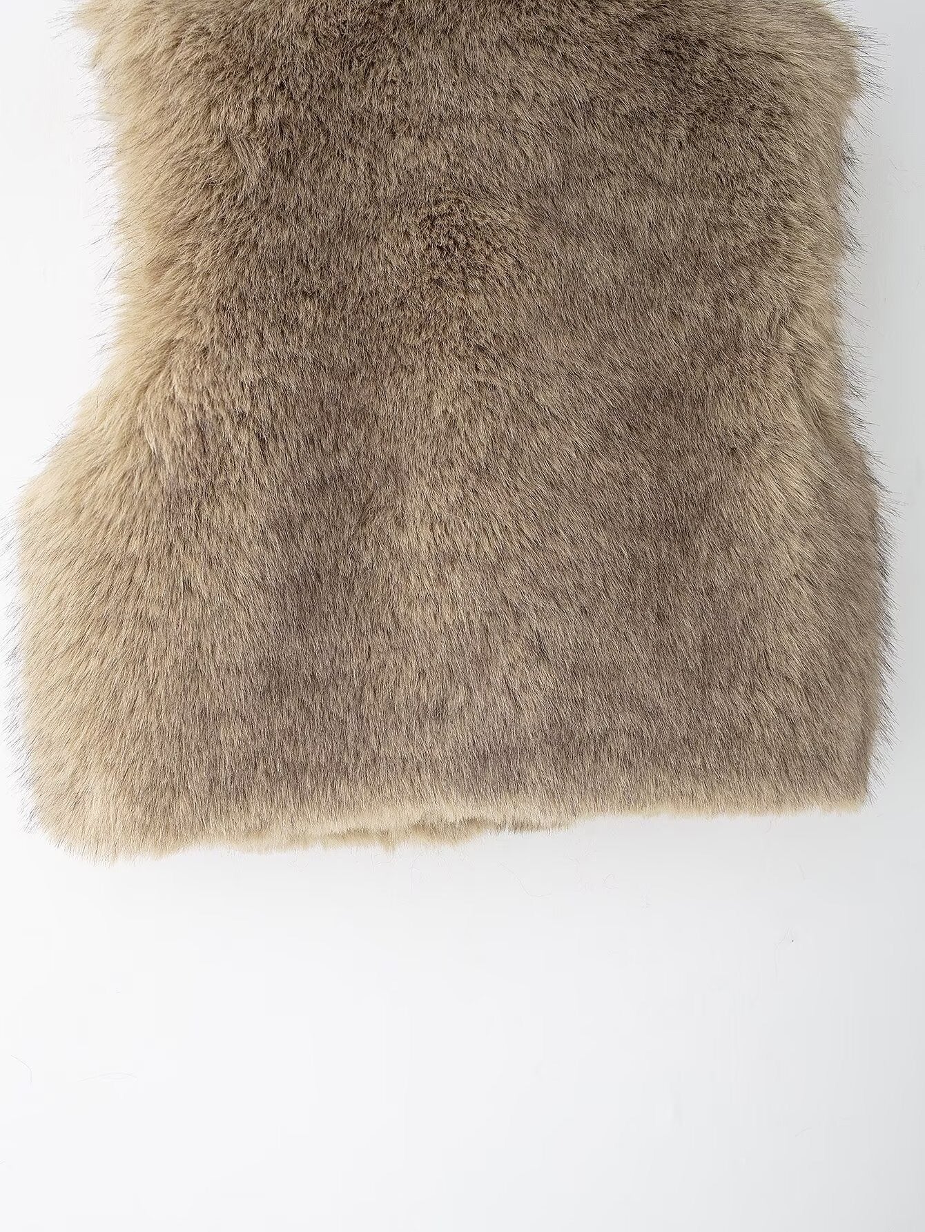 Velmara – Exquisite Fellwesten für zeitlose Eleganz